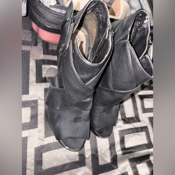 Heels - Picture 2 of 3